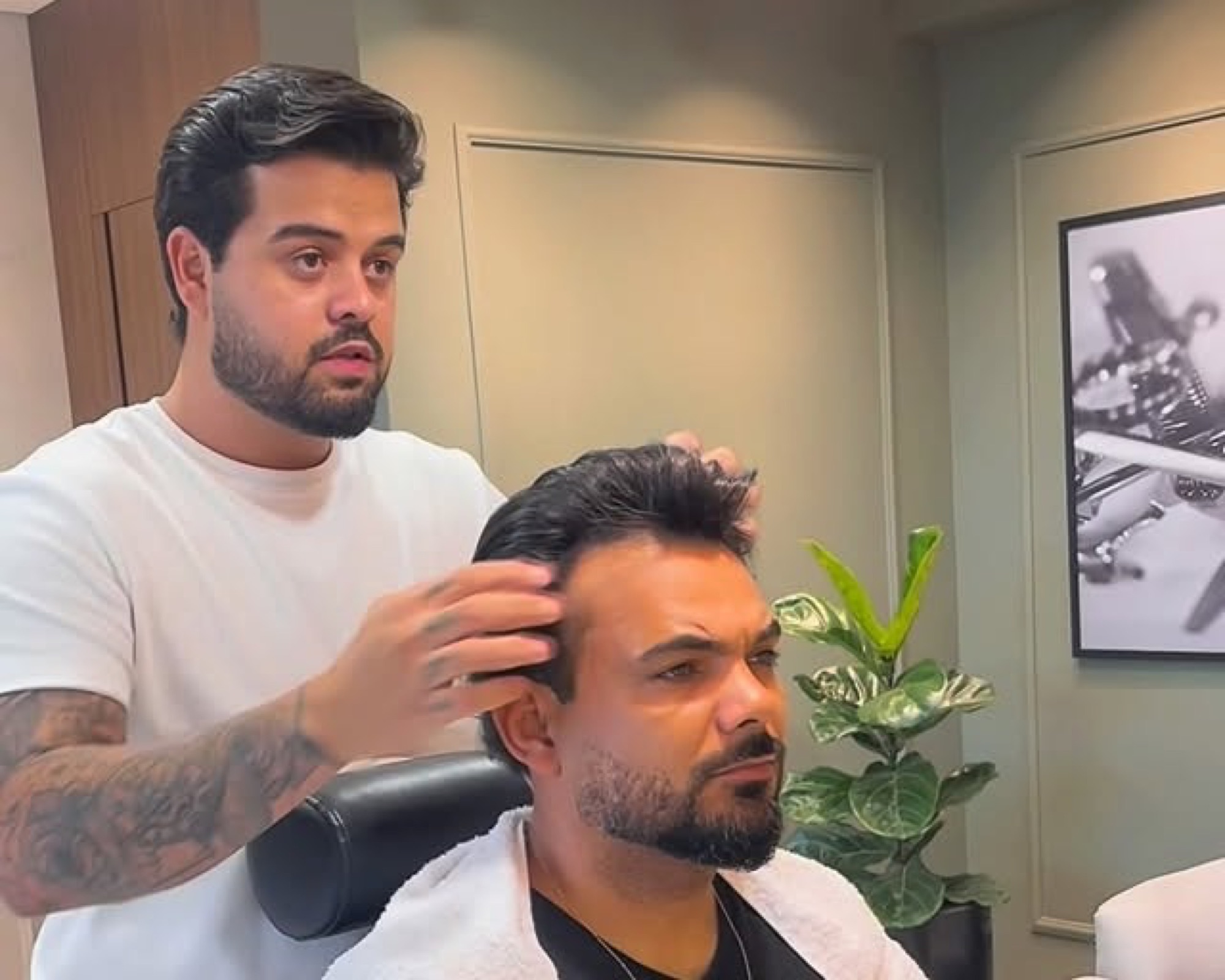 Filipe Portes atendendo um cliente no salão